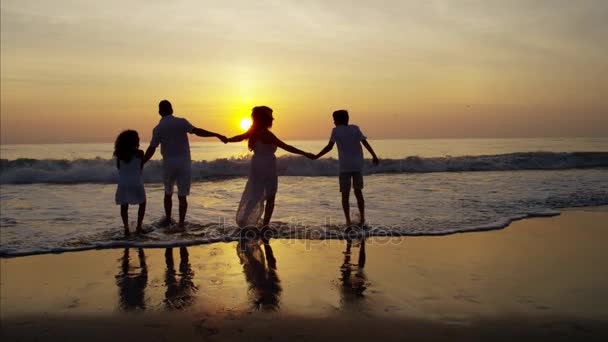 Família brincando na praia — Vídeo de Stock