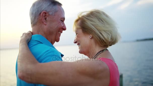 Pareja bailando en la playa — Vídeos de Stock