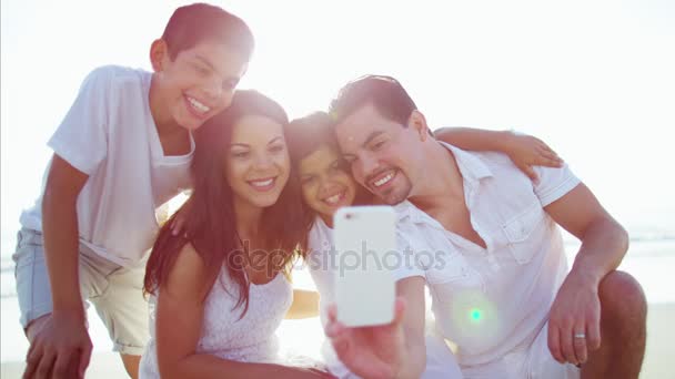 Familia tomando selfie en el teléfono inteligente — Vídeo de stock