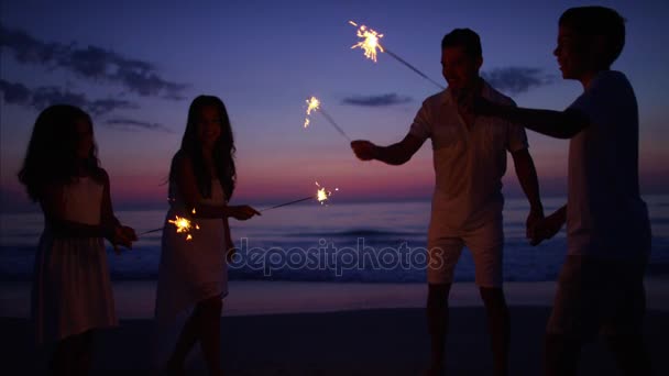 Familie feesten op het strand met wonderkaarsen — Stockvideo