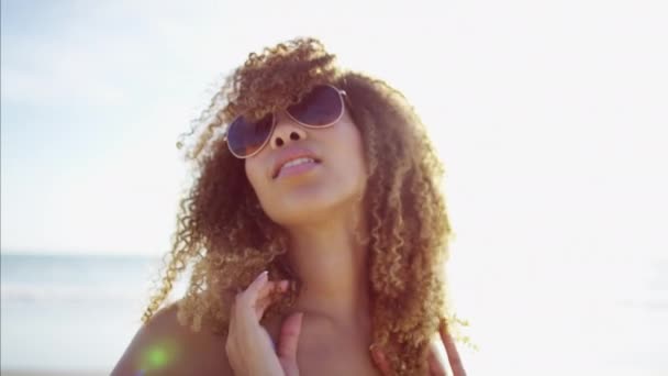 Fêmea usando óculos de sol aviador — Vídeo de Stock