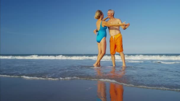 Pareja divirtiéndose en la playa — Vídeo de stock