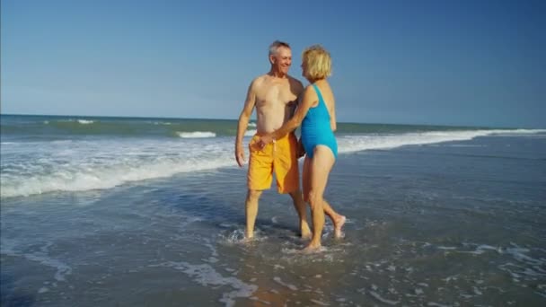 Pareja divirtiéndose en la playa — Vídeo de stock