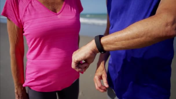 Seniors utilisant montre de sport — Video