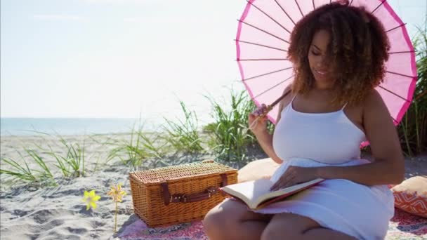 Mujer con un libro de lectura para el ocio — Vídeos de Stock