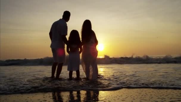 Familjen på stranden i soluppgången — Stockvideo