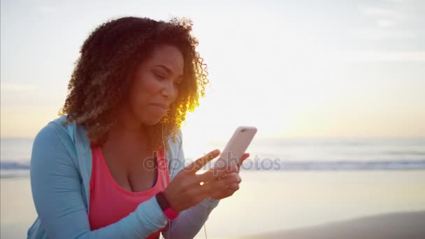 Mujer hablando usando con el teléfono inteligente — Vídeo de stock