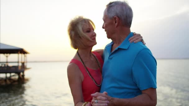 Senioren dansen op het strand — Stockvideo