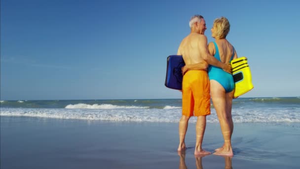 Pareja en traje de baño con bodyboards — Vídeo de stock