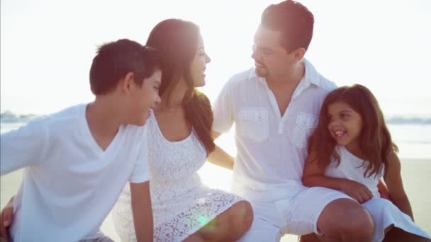 Família se divertindo na praia — Vídeo de Stock