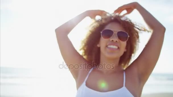 Mujer relajándose en un vestido de sol — Vídeos de Stock