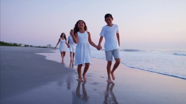 Dzieci, ciesząc się razem z rodzicami — Wideo stockowe