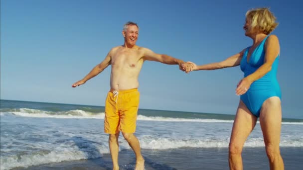 Couple having fun on the beach — Stock Video
