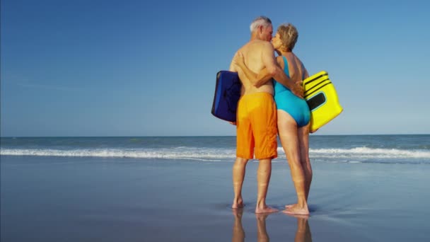 Pareja relajándose en la playa — Vídeo de stock