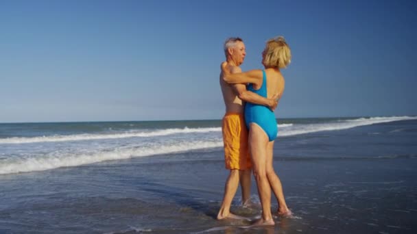 Seniors dancing on the beach — Stock Video
