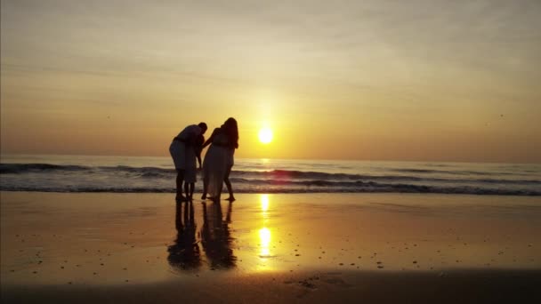 家庭轻松在海滩上 — 图库视频影像