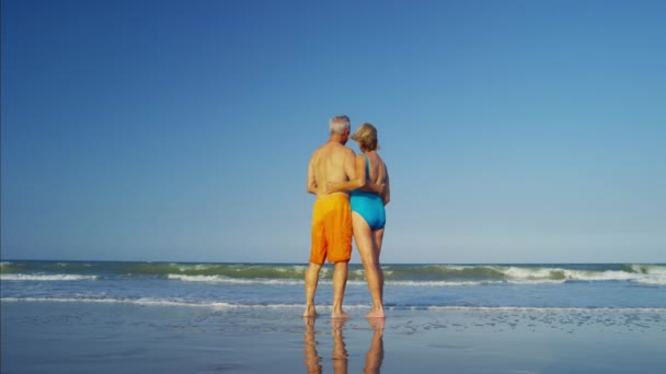 Casal em maiôs na praia — Vídeo de Stock