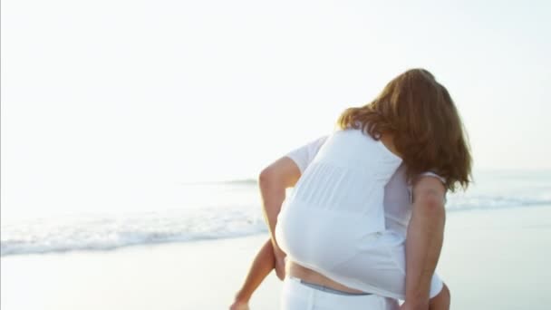 Padre e hija jugando en la playa — Vídeos de Stock