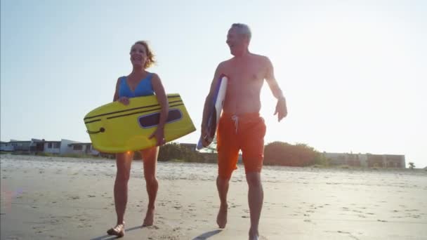 Paar rennen op het strand — Stockvideo