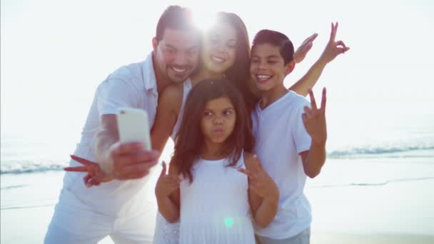 Familia tomando una foto — Vídeos de Stock