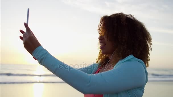 Женщина с помощью смартфона для видео — стоковое видео