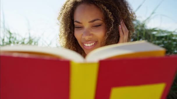 Libro de lectura femenina — Vídeos de Stock