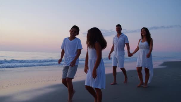 Padres disfrutando del tiempo con niños — Vídeo de stock