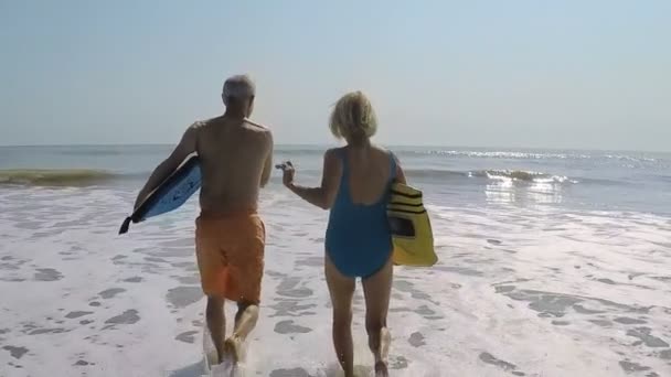 Casal correndo com bodyboards — Vídeo de Stock