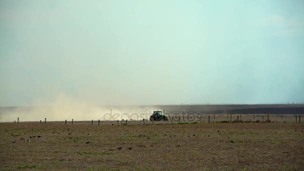 Tractor que trabaja en tierras agrícolas áridas — Vídeo de stock