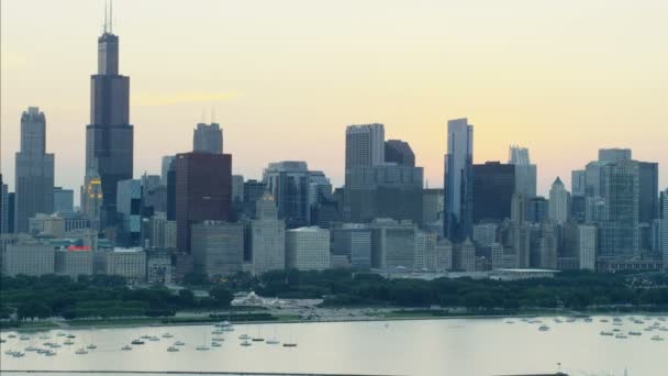 Lago Michigan marina e Willis Tower — Vídeo de Stock