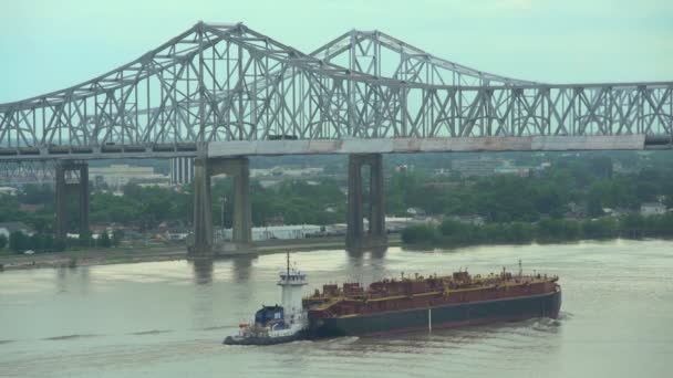 Kereskedelmi hajó Crescent város kapcsolat híd — Stock videók