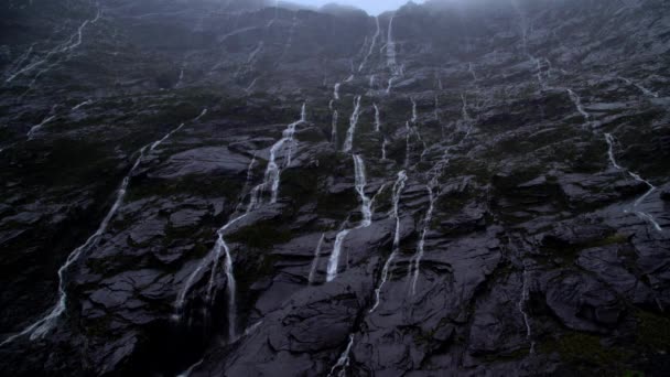 Wodospady górskie w dolinie Milford Sound — Wideo stockowe