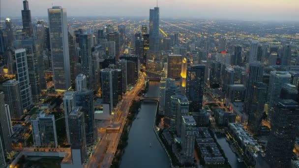 Trump Tower e Chicago River — Vídeo de Stock