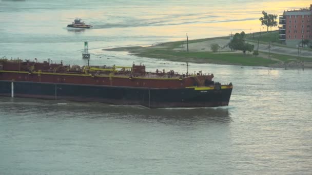 Tanque comercial no rio Mississippi — Vídeo de Stock