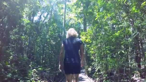 Turist izinde yürüyen kadın — Stok video