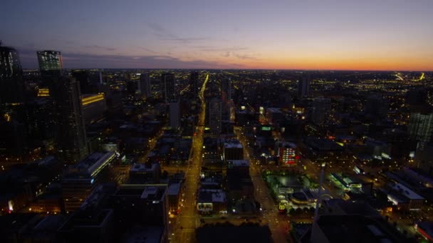 Arranha-céus iluminados em Chicago — Vídeo de Stock