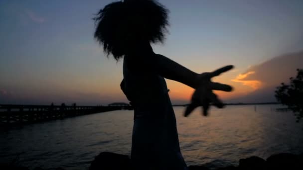 Danza femenina en la playa — Vídeos de Stock