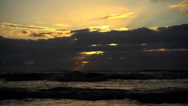 Puesta de sol sobre el mar de Tasmania, Nueva Zelanda — Vídeos de Stock