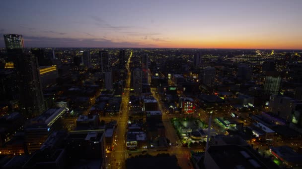 Gedung pencakar langit bercahaya di Chicago — Stok Video