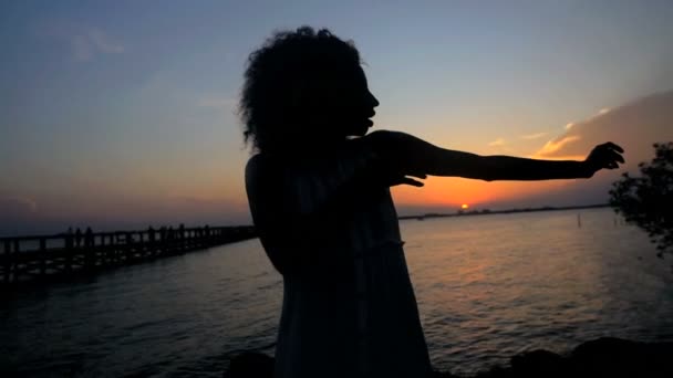 Danza femenina en la playa — Vídeos de Stock