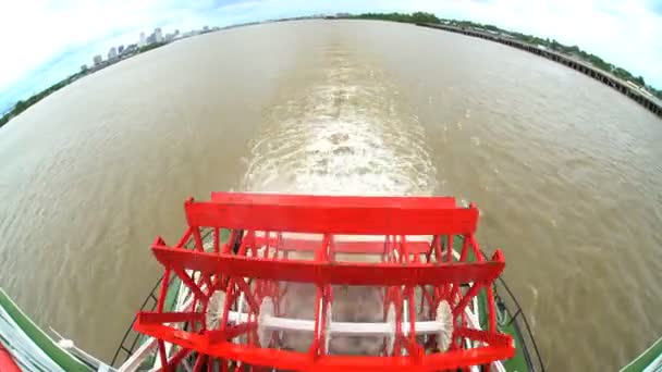 Barco con ruedas de paleta girando a lo largo del Mississippi — Vídeos de Stock