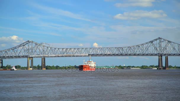 Komerční loď po půlměsíčním městě na řece Mississippi — Stock video