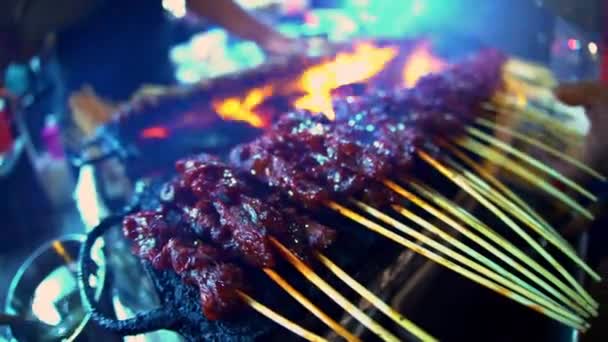 Kyckling satay matlagning över öppen eld — Stockvideo