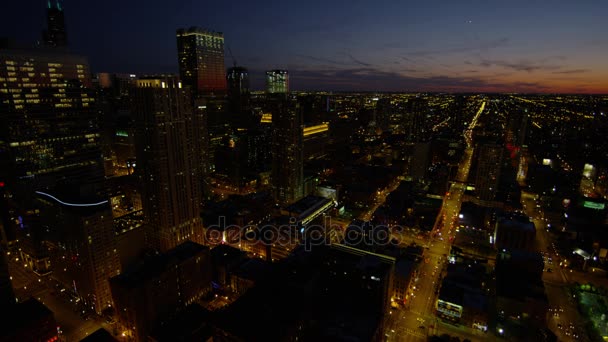 Arranha-céus iluminados em Chicago — Vídeo de Stock