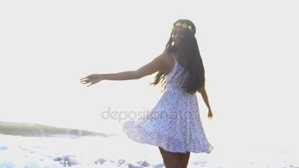 Девушка танцует на пляже — стоковое видео