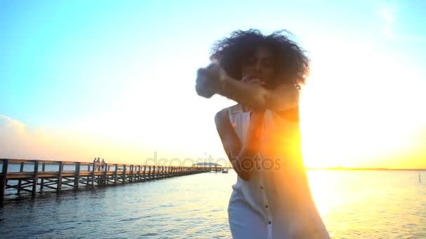 Dança feminina na praia — Vídeo de Stock