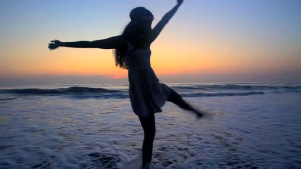 Female dancing on the beach — Stock Video