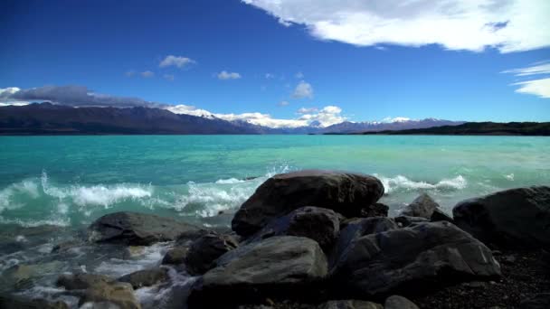 Озеро Tekapo з хвилі на пляжі — стокове відео