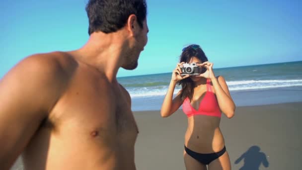 Couple s'amuser à prendre une photo — Video