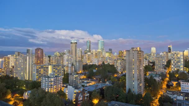 Edificios iluminados en Vancouver — Vídeo de stock